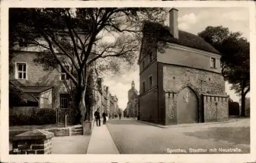 Ak Szprotawa Sprottau Schlesien, Stadttor mit Neustraße,  Architektur, Straßenszene, Bäume