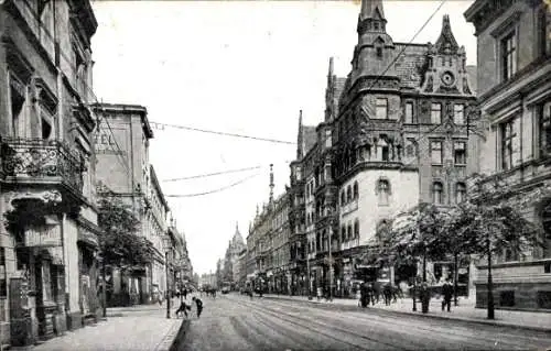 Ak Katowice Kattowitz Oberschlesien, Straßenansicht,  Gebäude, Menschen auf der Straße, Schwarz-W