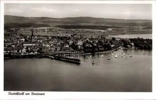 Ak Radolfzell am Bodensee, Luftaufnahme, Stadtansicht, Bodensee, Boote, Landschaft
