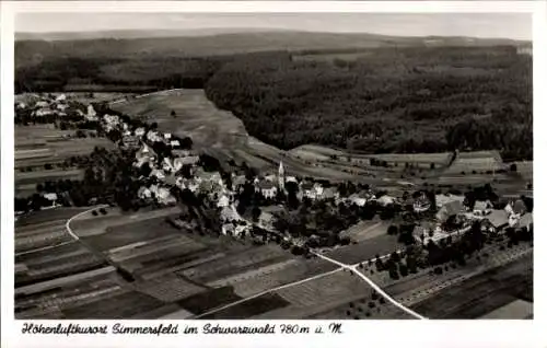 Ak Simmersfeld im Schwarzwald, Luftaufnahme von  Schwarzwald, 780m u. M., Häuser, Felder