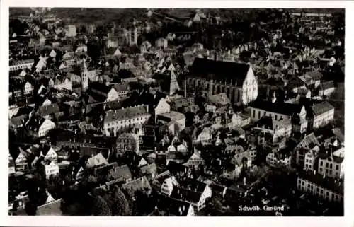 Ak Schwäbisch Gmünd in Württemberg, Luftaufnahme von  zahlreiche Häuser, s Gebäude