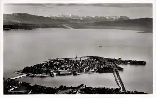 Ak Lindau am Bodensee Schwaben, Luftaufnahme von  Bodensee, Berge im Hintergrund, ruhiges Wasser