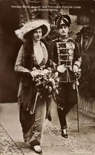 Ak Herzog Ernst August und Herzogin Victoria Luise zu Braunschweig, Husarenuniform