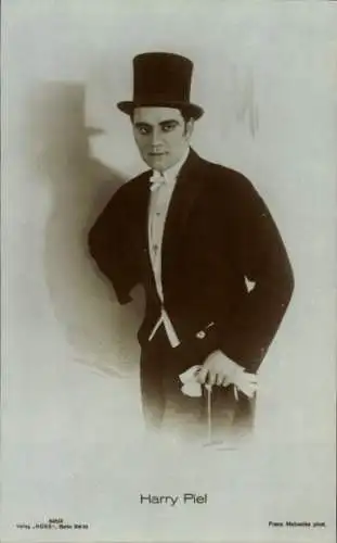 Ak Schauspieler Harry Piel, Portrait in Anzug mit Zylinder