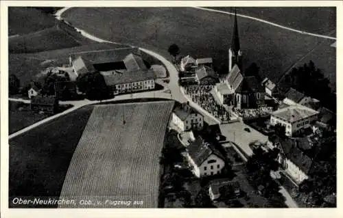 Ak Oberneukirchen in Oberbayerrn, Luftaufnahme von Oberneukirchen, Kirche, Häuser, Menschenmenge