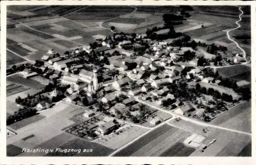 Ak Raisting Oberbayern, Luftaufnahme von  Landschaft, Kirche, Wohngebäude