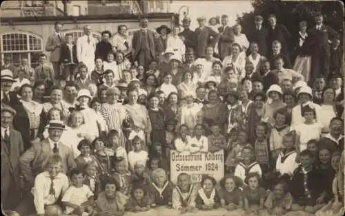 Foto Ak Kołobrzeg Ostseebad Kolberg Pommern, Sommergäste 1924, Gruppenbild