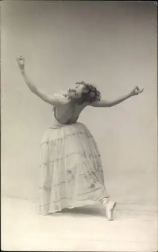 Foto Ak Tänzerin in Tanzpose, Ausdruckstanz, Fotograf König, Teplitz, Imperator