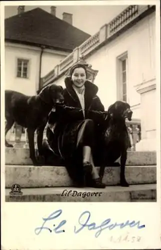 Ak Schauspielerin Lil Dagover, Portrait im Mantel, auf einer Treppe sitzend, Hunde, Autogramm
