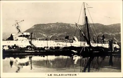 Foto Ak Französisches Kriegsschiff, Cuirassé Le Gladiateur, Gekentert, Toulon, 2. WK