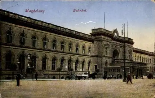 Ak Magdeburg an der Elbe, Magdeburg Hauptbahnhof, Personen, Kutschen und Pferde vor dem Bahnhof