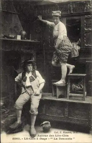 Ak Frauen am Schrankbett, Tracht, Zigarette