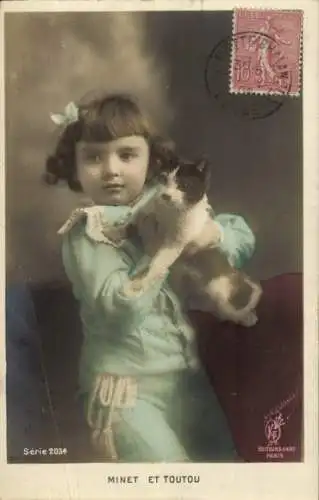 Foto Ak Portrait eines Mädchens mit Katze auf dem Arm