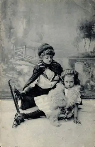 Ak kleine Kinder auf Schlittschuhen, hingefallen