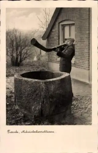 Ak Twente Overijssel Niederlande, Ein Mann bläst ein Midwinterhorn.