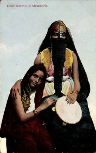 Ak Alexandria Ägypten, zwei ägyptische Frauen, Gesichtsschleier, Tamburin