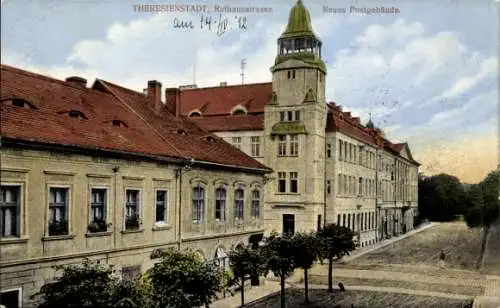 Ak Terezín Theresienstadt Region Aussig, Neues Postgebäude, Rathausstraße, alte Architektur, v...