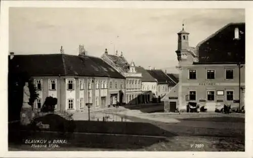 Ak Slavkov u Brna Austerlitz Südmähren, HOSTINEC, Husova třída, Gebäude, Statue, Straßenansicht