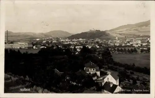 Ak Sušice Schüttenhofen Region Pilsen, Stadtansicht von  Landschaft, viele Häuser, Fabriken, B...