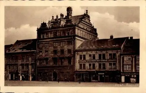 Ak Plzeň Pilsen Stadt, Historisches Gebäude, Werbung für Singer Nähmaschinen, schwarz-weiß Fot...