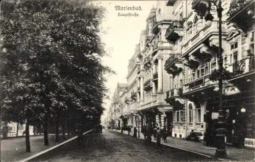 Ak Mariánské Lázně Marienbad Region Karlsbad, Hauptstraße von  Gebäude mit Balkonen, gepflegte...