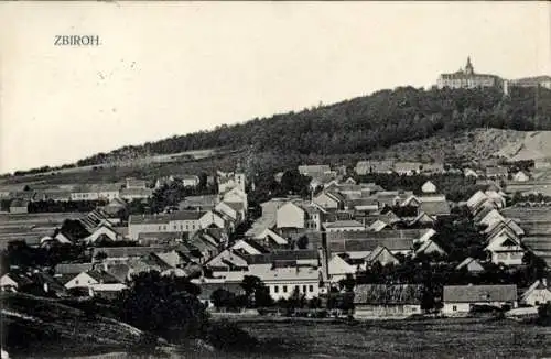 Ak Zbiroh Sbirow Region Pilsen, Stadtansicht von  Berge im Hintergrund, Architektur sichtbar