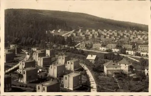 Ak Zlín Gottwaldov in Mähren Region Zlin, Landschaft mit Häusern, bewaldeter Hang im Hintergru...