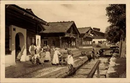 Ak Volary Wallern Südböhmen, Dorfansicht, Frauen in Trachten, historische Holzhäuser, ruhige W...