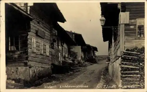 Ak Wallern an der Trattnach Oberösterreich, Dörfliche Straße, Holzhäuser, historische Atmosphä...
