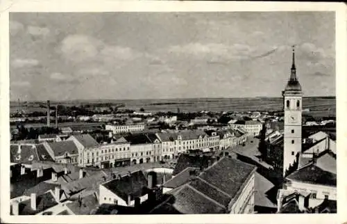 Ak Vyškov Wischau Südmähren, Stadtansicht, Uhrturm, Häuserzeilen, ländliche Umgebung