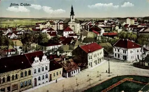 Ak Česká Třebová Böhmisch Trübau Region Pardubitz, Stadtansicht mit Kirche, Straßen und bunten...