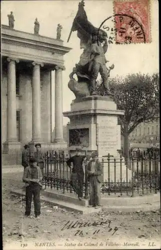 Ak Nantes Loire Atlantique, Statue de Villebois-Mareuil, Gebäude im Hintergrund, Menschen, 