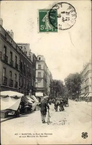Ak Nantes Loire Atlantique, Straße, Marktstände, Menschen, Gebäude,  Ansicht,  Rue de Rennes
