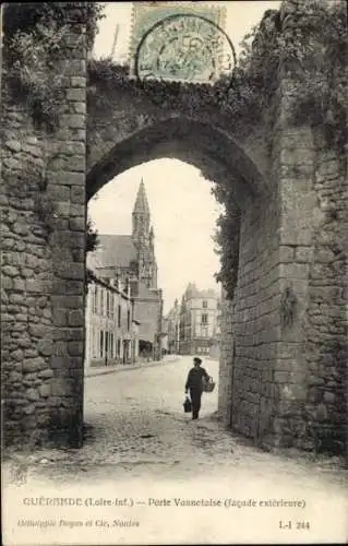 Ak Guérande Loire Atlantique, Porte Vannetaise, Steinbogen, Straße, Mensch mit Tasche