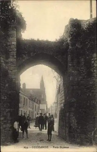 Ak Guérande Loire Atlantique, Bogen, Stadtmauer, Straße, Menschen, Kirche im Hintergrund