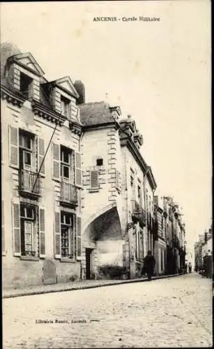 Ak Ancenis Loire-Atlantique, Strasse in  Gebäude am Wegesrand,  Architektur