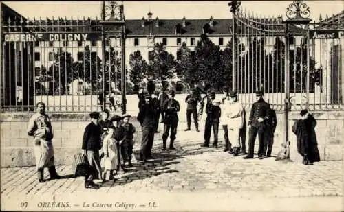 Ak Orléans Loiret, Caserne Coligny, Eingangstor, Menschen,  Schrift