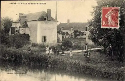 Ak Pannes Loiret, Moulin de Sainte-Catherine, Menschen am Wasser,  