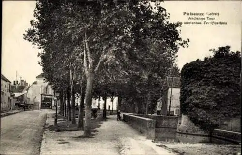 Ak Puiseaux Loiret,  alte Wachturm, alte Festungsanlage, Straßenansicht
