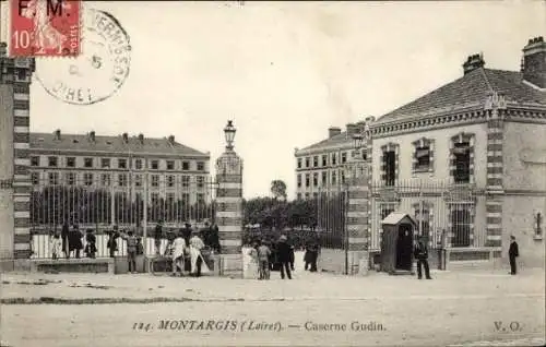 Ak Montargis Loiret, Caserne Gudin,  Militärgebäude, Straßenansicht, Menschen auf der Straße