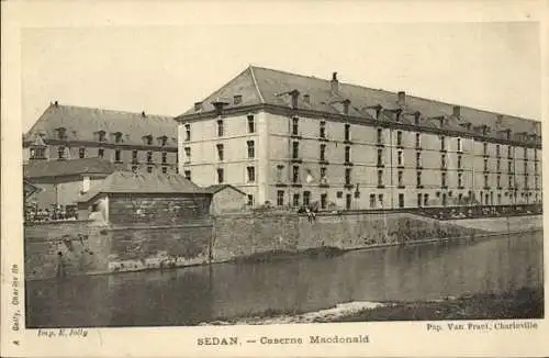 Ak Sedan Ardennes, Caserne Macdonald, s Gebäude, Flussansicht, schwarz-weiß