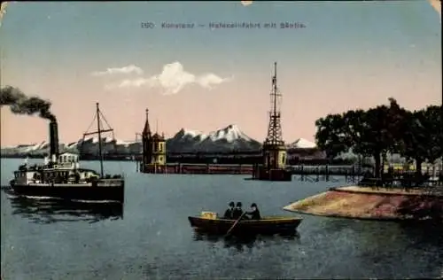 Ak Konstanz am Bodensee, Hafen mit Dampfschiff, Berge im Hintergrund, Boot mit zwei Personen