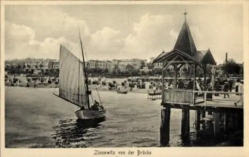 Ak Ostseebad Zinnowitz auf Usedom, Segelboot, Brücke, Strand,  Gebäude im Hintergrund