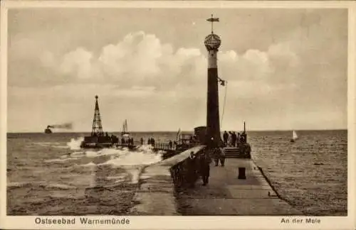Ak Ostseebad Warnemünde Rostock, Leuchtturm, Mole, Schiffe, Menschen, Ostsee