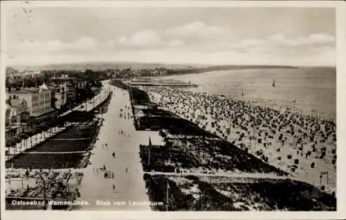 Ak Ostseebad Warnemünde Rostock, Ostseebad  Blick vom Leuchtturm, Strand und Promenade