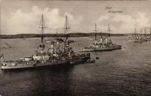 Ak Kiel, Schiffe im Hafen, Kriegshafen, Wolken, Wasserfläche