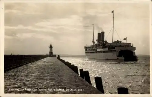 Ak Sassnitz auf Rügen, Ankunft eines Fährschiffes, Leuchtturm, Hafeneinfahrt, Meer