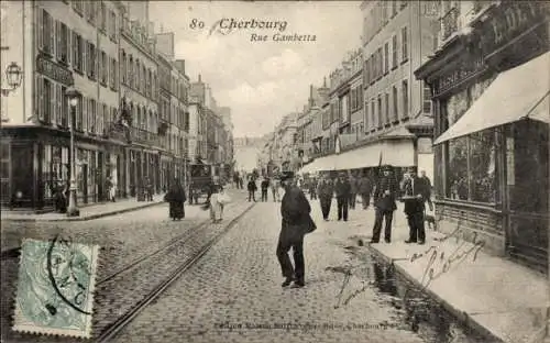 Ak Cherbourg en Cotentin Manche, Straße mit Schienen, Häuserreihen, Stadtszene,  Atmosphäre