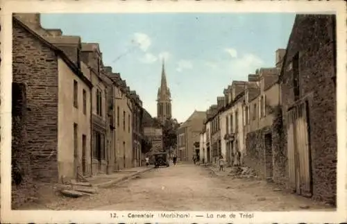 Ak Carentoir Morbihan, Straße mit Häusern, Kirche im Hintergrund, alte Straßenansicht