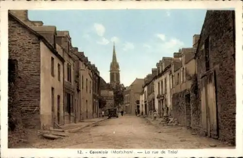 Ak Carentoir Morbihan, Straße in Carentoir, Kirche im Hintergrund, alte Gebäude, Auto